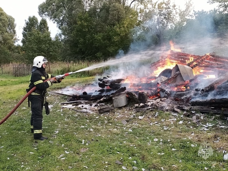 Под Сухиничами дотла сгорела старая постройка