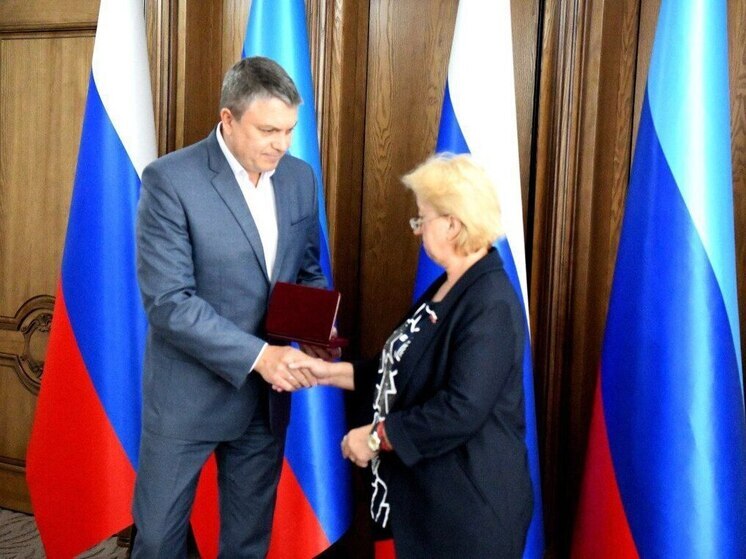 Леонид Пасечник передал Орден Мужества вдове погибшего луганчанина Сергея Степанюка