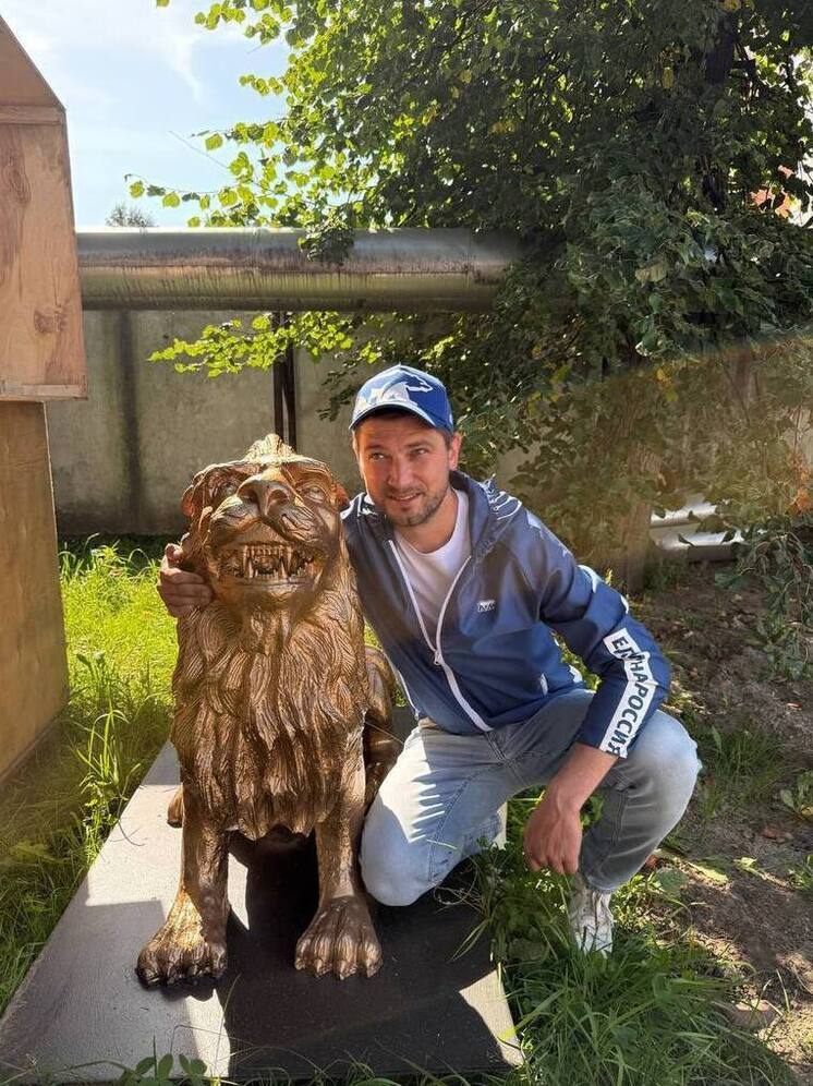 Львы вернулись на набережную в Людиново