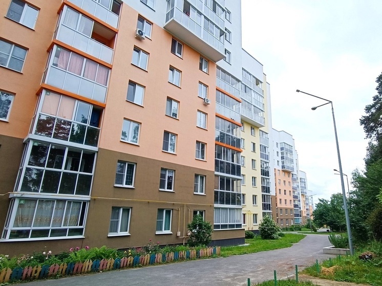 В Среднеуральске две школьницы спустились с третьего этажа по простыням