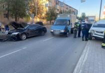 Сегодня, 29 августа, на улице Яблочкова произошло серьезное ДТП, спровоцированное опрокидыванием автомобиля Toyota после столкновения