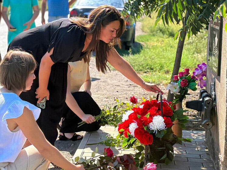 Жители Новосветловки почтили память героев, освобождавших поселок в 2014 году