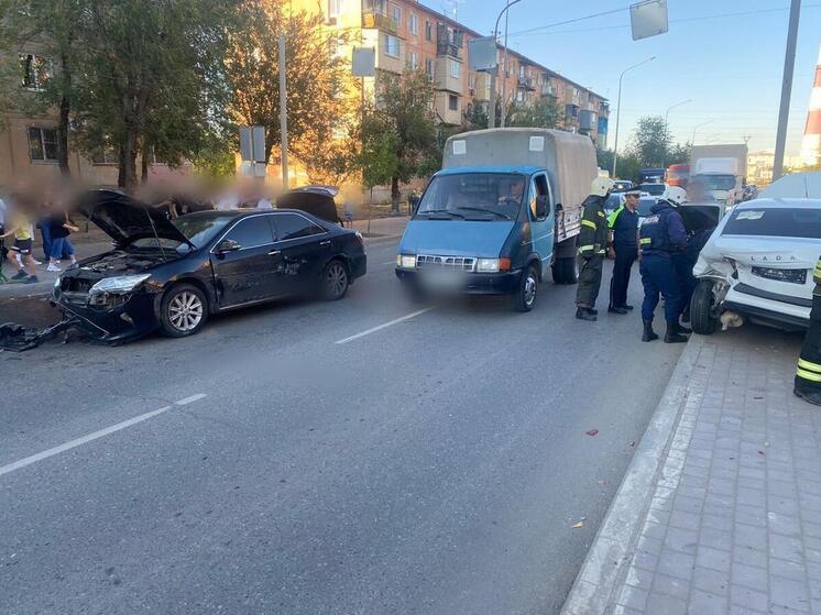В Астрахани ДТП на Яблочкова с пострадавшими парализовало движение
