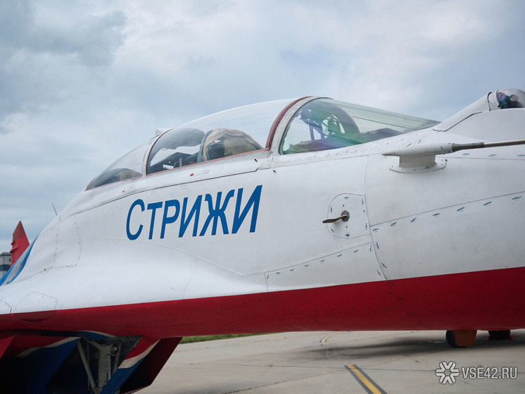 «Стрижи» украсили небо над Кемеровом фигурами высшего пилотажа