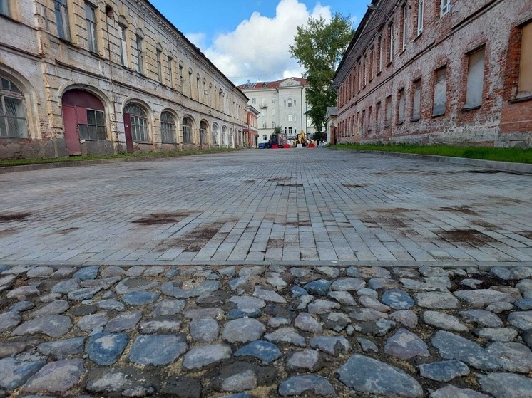 Участок старинной мостовой XIX века сохранен в Банковском переулке Архангельска