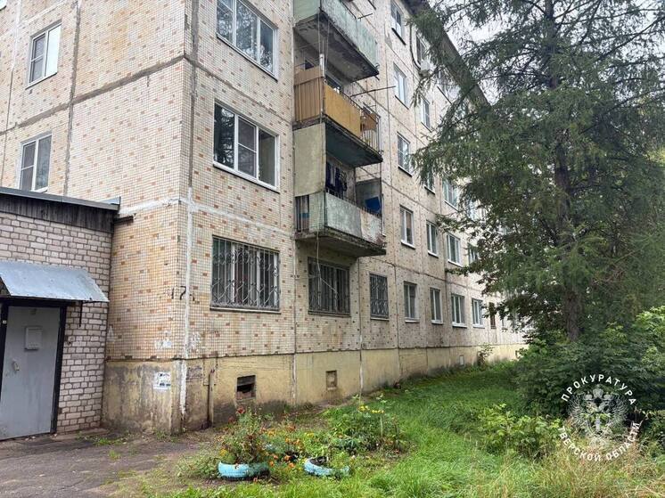 В Тверской области маленький мальчик выпал из окна квартиры на втором этаже