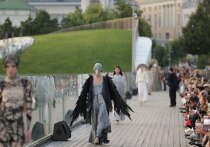 На Парящем мосту в Зарядье можно было вживую увидеть причудливых персонажей из произведения Чайковского