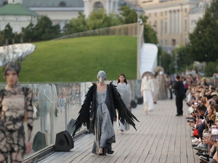 Модный показ театральных образов AI-оперы «Мандрагора»: мотивы прошлого воспарили над современной Москвой