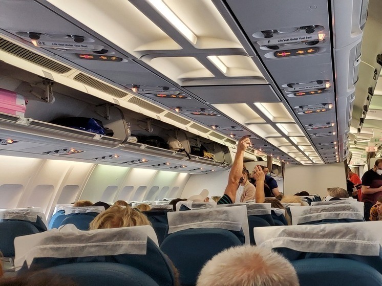 Власти проверят инцидент с пассажирами, потерявшими сознание на рейсе из Антальи