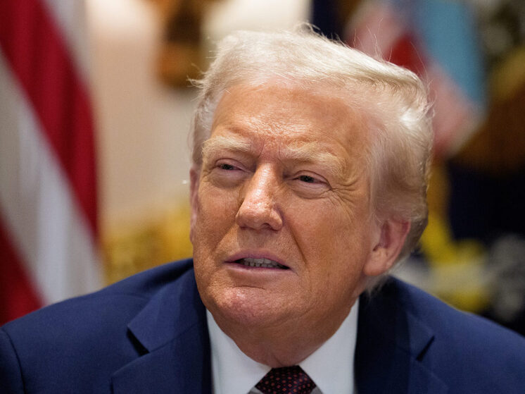 Франс Пресс: Трамп продолжает работать над возможной встречей Путина и Зеленского