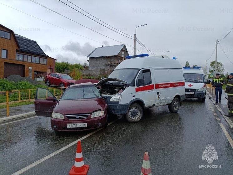 Машина скорой помощи врезалась в легковушку в Верхней Туре