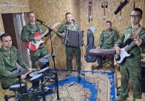 Вокально-инструментальный ансамбль «1429» гвардейского мотострелкового  полка 58-й общевойсковой армии уже известен многим в группировке «Днепр».  Кто они, эти парни, способные умело обращаться не только с оружием, но и с музыкальными инструментами? Откуда желание творить и исполнять свои произведения на фронте? Об этом военкор «МК» поговорил с участниками ансамбля.  
