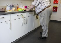 Новое исследование Техасского университета указывает на то, что кетогенная диета может по-разному влиять на мужской и женский организм. Ученые обнаружили, что у самцов мышей на кето-диете наблюдается накопление стареющих клеток и окислительный стресс, в то время как у самок эти негативные эффекты отсутствуют, а ключевую защитную роль, по-видимому, играет эстроген.
