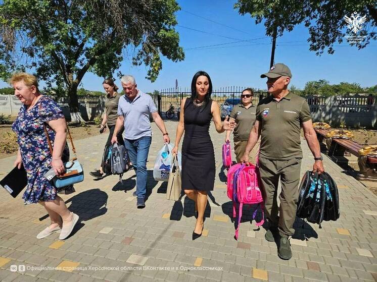 Херсонским школьникам передали 700 рюкзаков от краснодарских единороссов