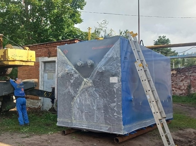 В Боровичах котельная получила новый многотонный котел
