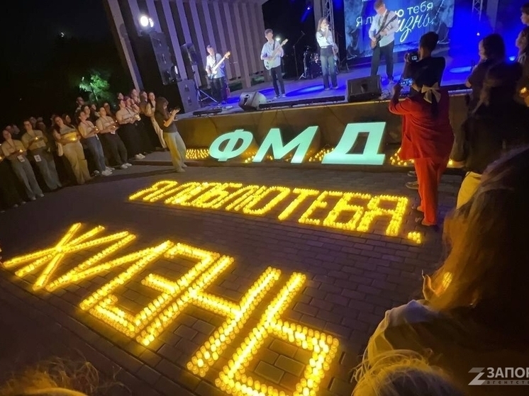 Более 5000 лампадок зажгли на вечере памяти Кобзона и Захарченко в Бердянске