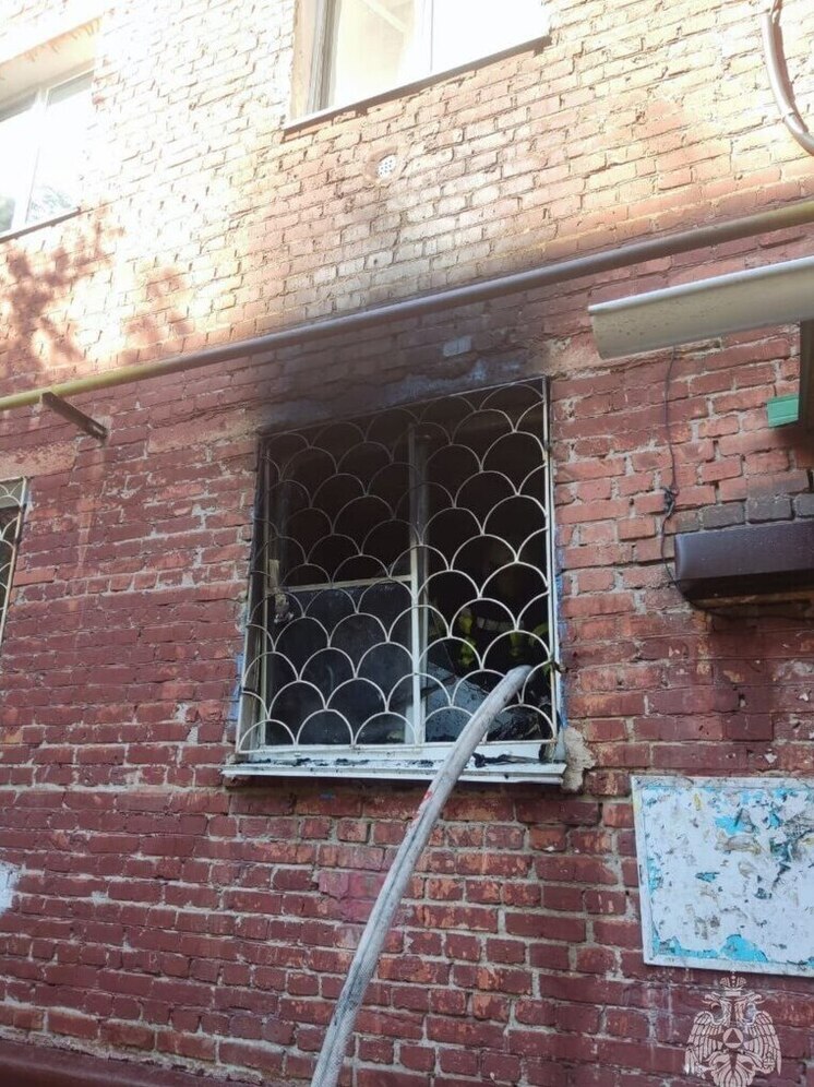 В Ленинском округе Омска сгорела квартира — 18 человек эвакуировались