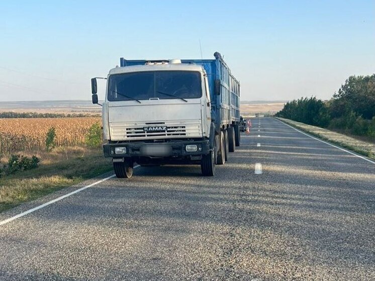 На Ставрополье иномарка врезалась в грузовик, пострадали три участника ДТП