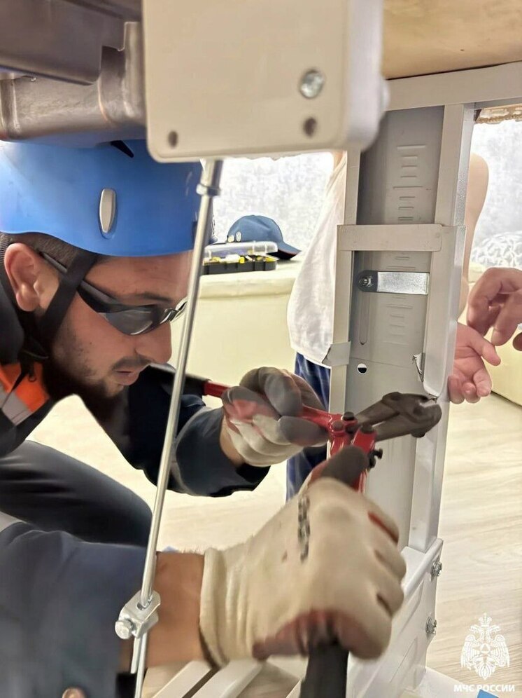 Спасатели Чечни помогли ребёнку достать палец из швейной машинки