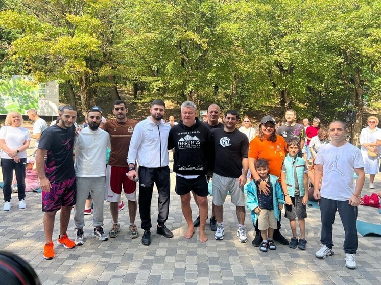 Выдающиеся российские спортсмены провели зарядку в Курортном парке Железноводска