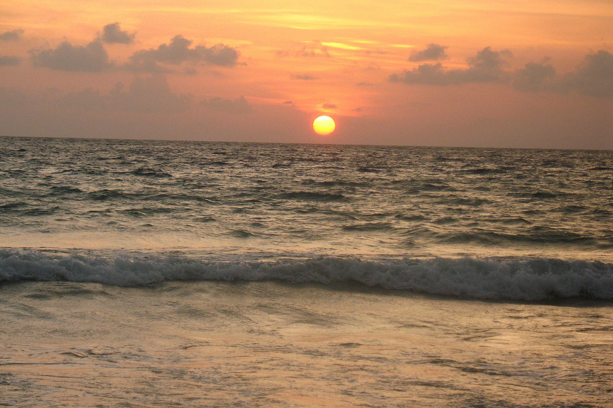 Несколько человек пропали после опрокидывания катера