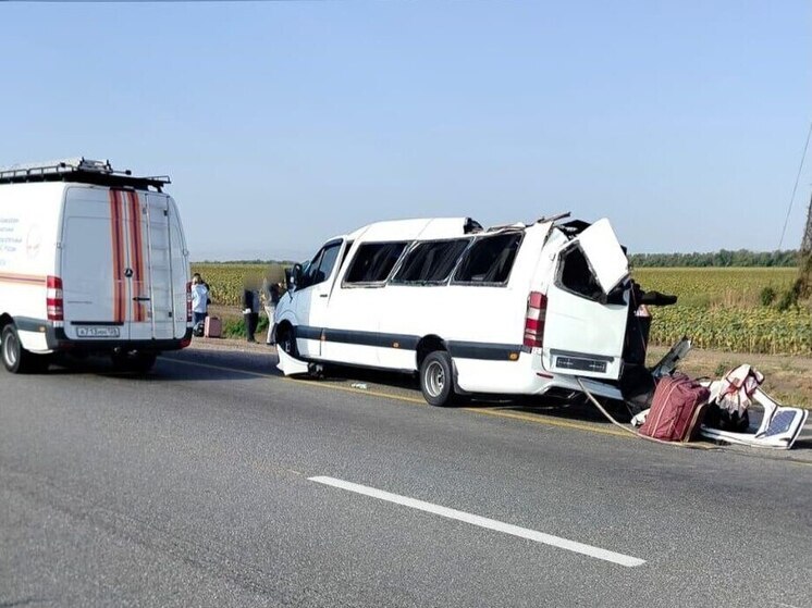 Под Пятигорском погиб пассажир микроавтобуса, ещё пять человек получили травмы