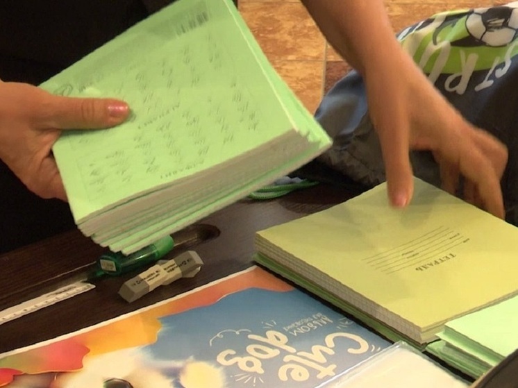 В Харцызске передали наборы школьно-письменных принадлежностей детям