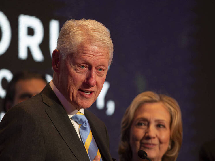 Daily Mail: экс-президента США Клинтона заметили в аэропорту с дефибриллятором