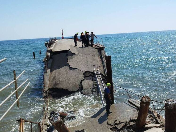 В Алуште при обрушении причала спасли четверых рыбаков