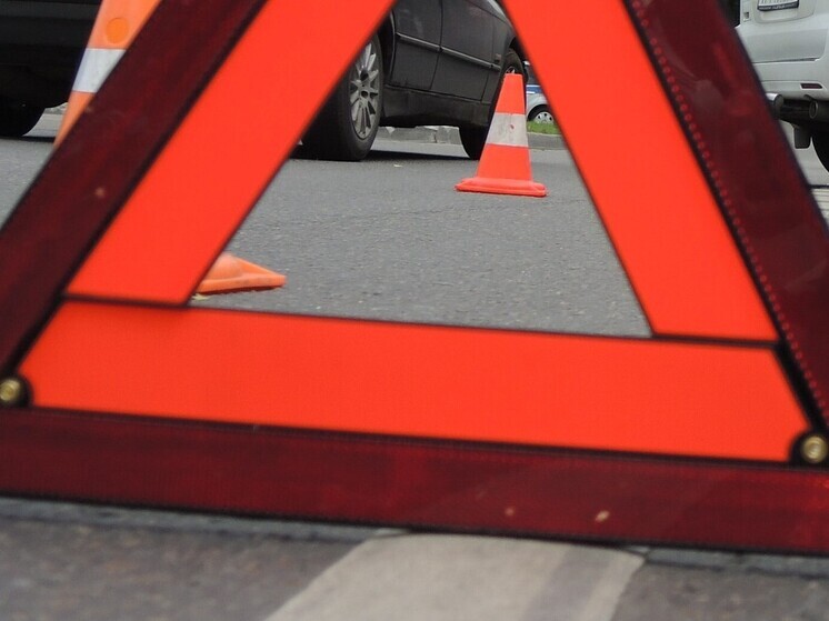 Бензовоз и иномарка столкнулись в Калмыкии, три человека погибли