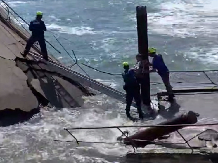 На набережной Алушты рухнул в море причал с рыбаками