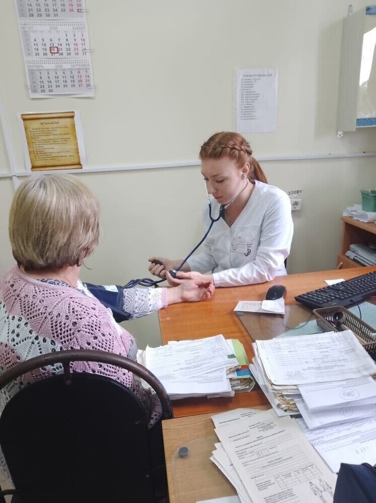 Жительница Юхнова пришла работать в местную больницу терапевтом