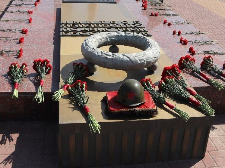 Калужане почтили память героев на площади Победы