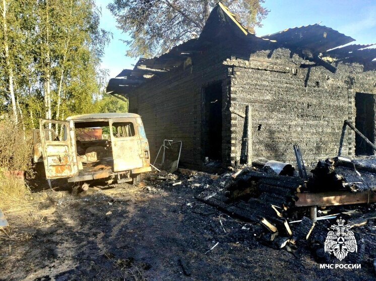 В Сычевском районе сгорел дом вместе со стоящим рядом автомобилем