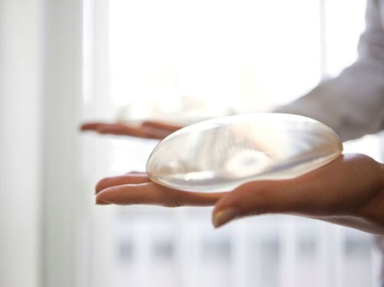 Психолог Лебедева объяснила,по каким причинам девушки делают искусственную грудь