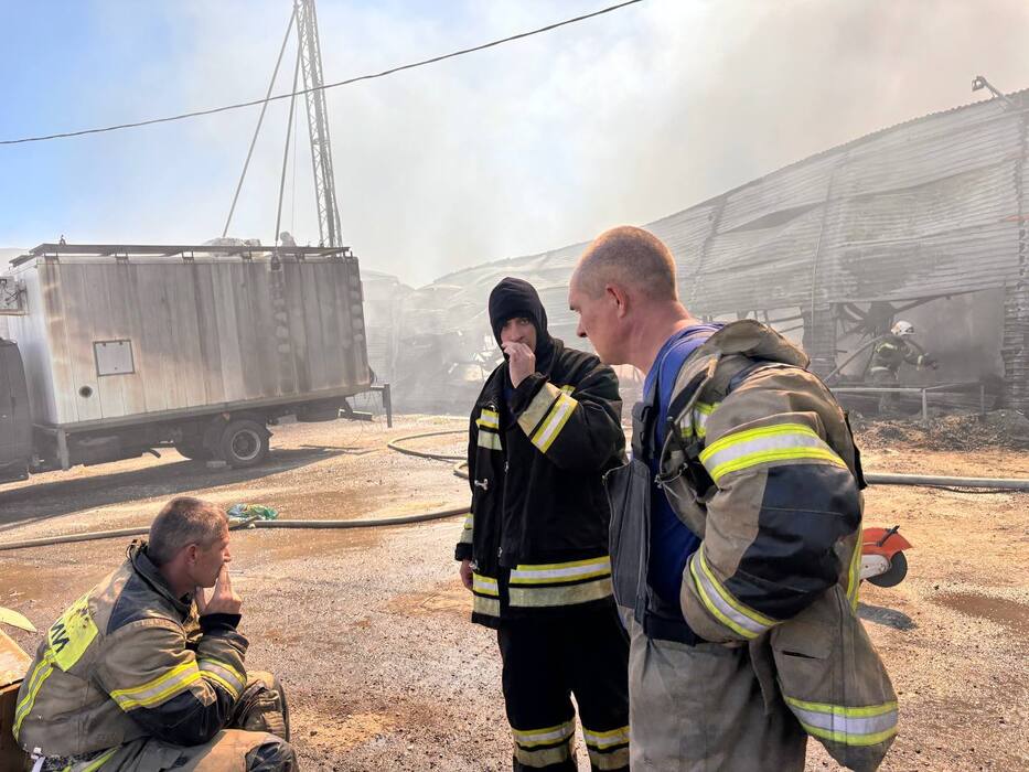 Пожарные борются с огнем на рынке