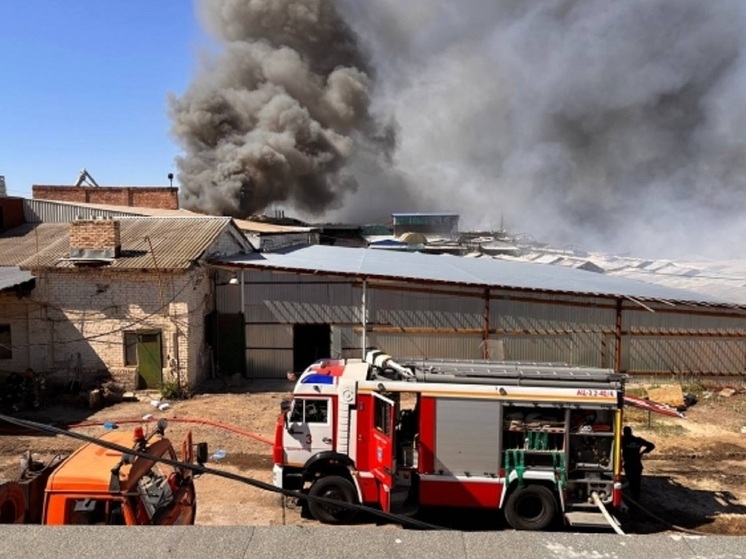 В МЧС уточнили подробности тушения пожара на рынке в Волгограде