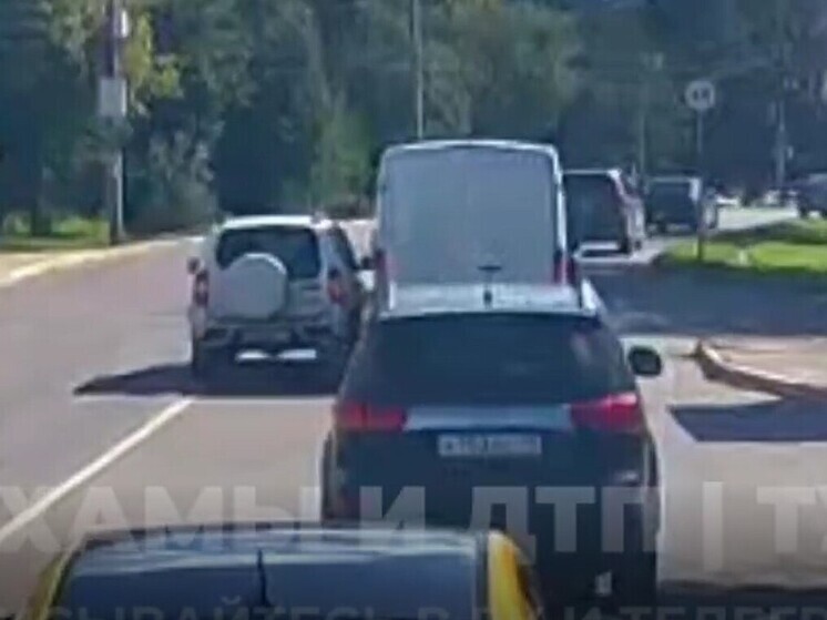 ДТП внедорожника и микроатобуса попало на видео в Туле