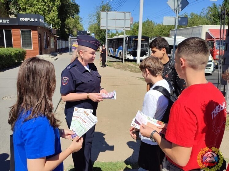 Волгоградские полицейские в канун 1 сентября напомнили о безопасности на дороге