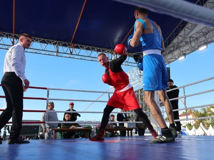 На Красной пристани Архангельска впервые установили профессиональный ринг