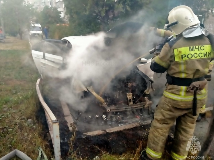 "Volkswagen Tiguan" сгорел в Академическом районе Екатеринбурга