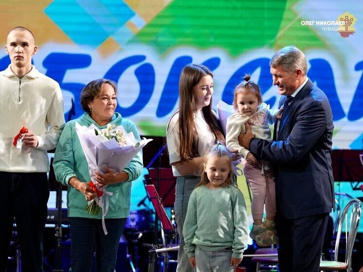 В День города Новочебоксарска Олег Николаев вручил ключи от квартир сиротам