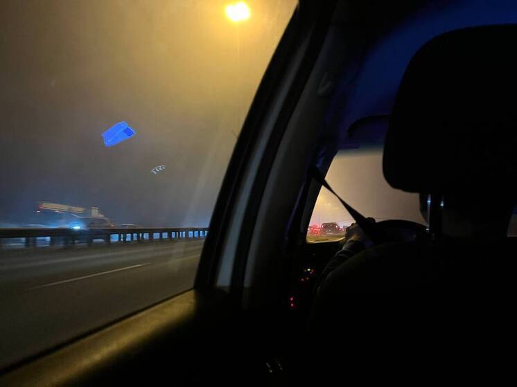 Петербуржцев попросили быть внимательнее на дорогах из-за тумана