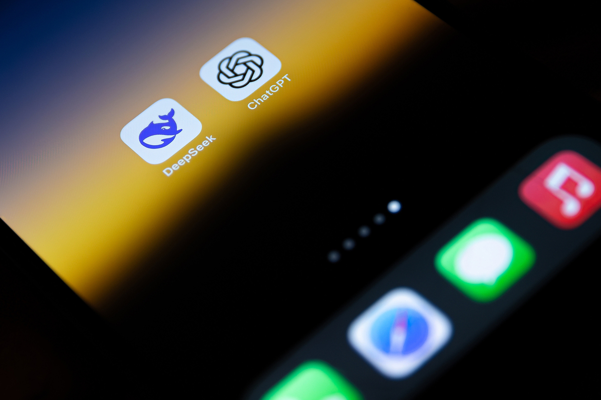 Врачи не смогли спасти пенсионера после романтическим общения с чат-ботом