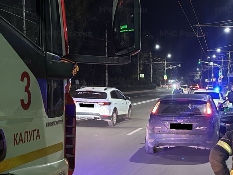 В столкновении мотоцикла и легковушки в Калуге пострадали люди