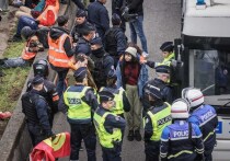 Автомобиль врезался в толпу у бара на севере Франции, один человек погиб