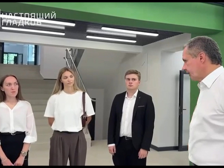 Вячеслав Гладков посетил отремонтированную гимназию № 5 вместе со студентами БелГУ