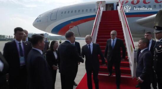 Видео: Прибытие Владимира Путина в Китай
