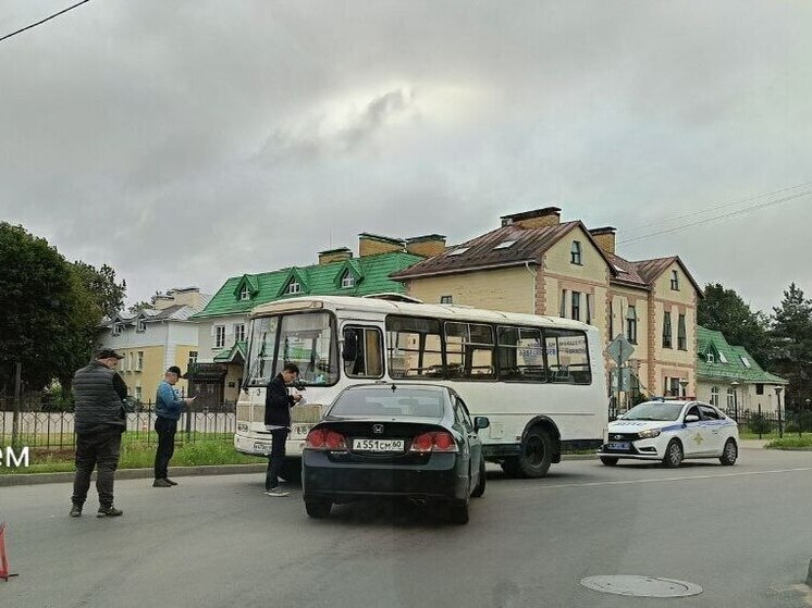 Появились фото аварии с "пазиком" на улице Коммунальной