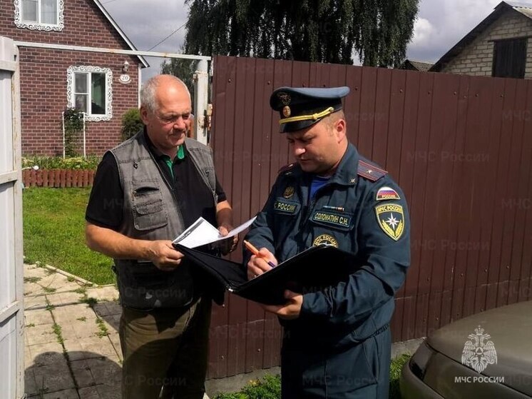  Спасатели напомнили о безопасности богородчанам и поощрили за борьбу с огнем